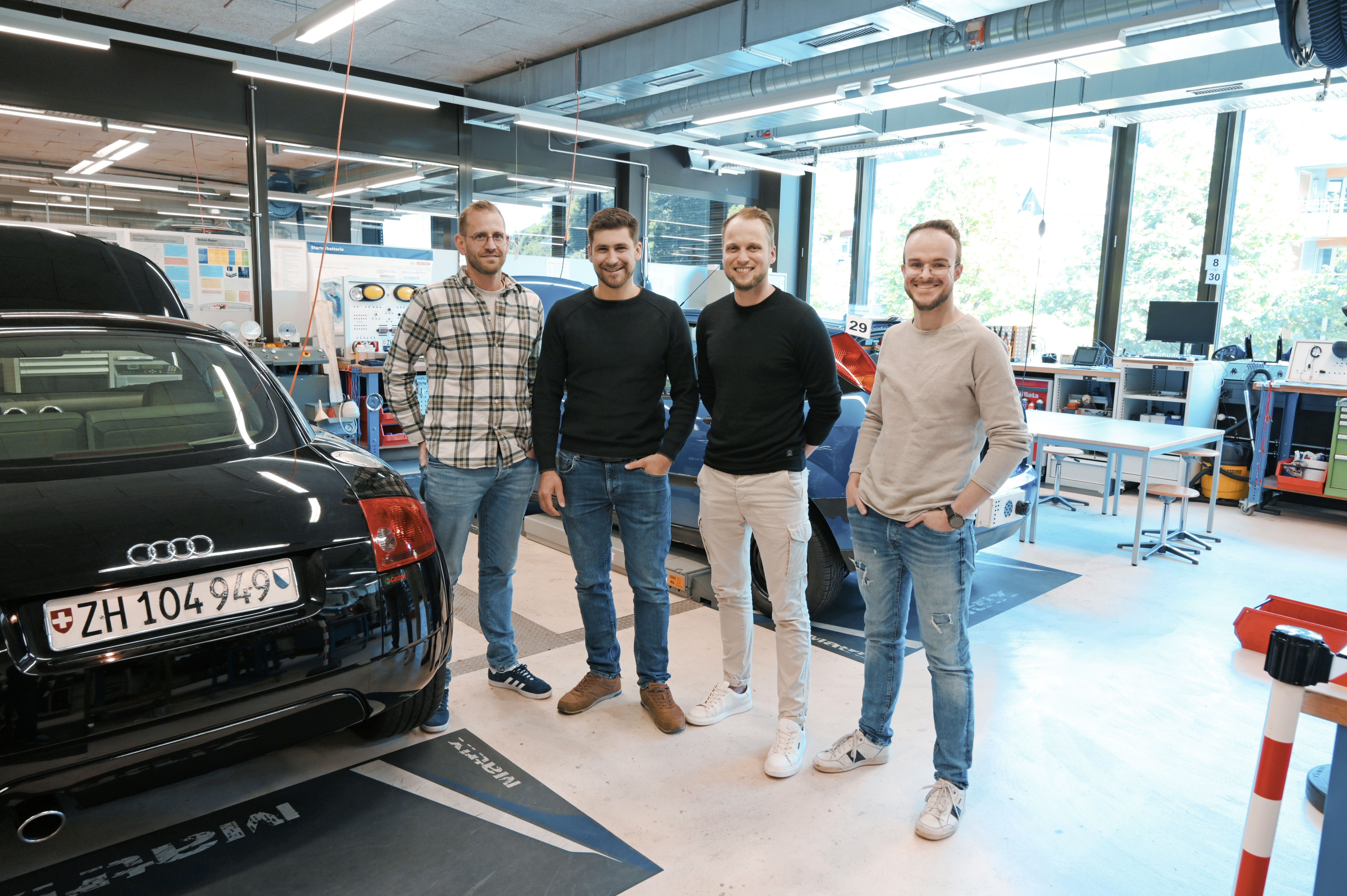 Stimmen aus der Klasse FBW-23-1 (v. l. n. r.): Benno Köppel (Garagist), Samuel Schulz (Serviceleiter), Sedric Segginger (Garagist), Robin Dähler (Leiter Diagnoseabteilung/Stv. Werkstattleiter)