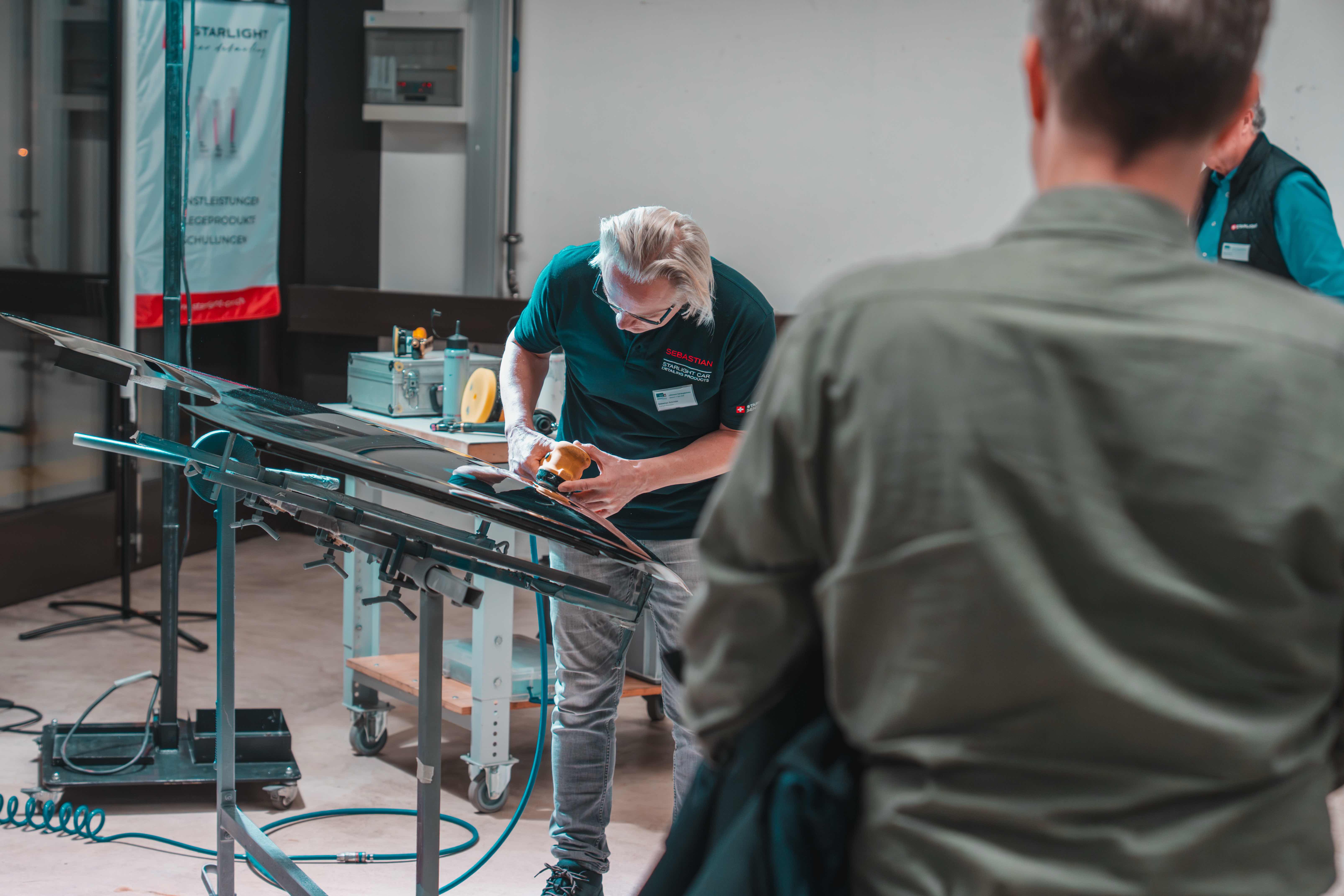 Sebastian schröder demonstriert den selbst entwickelten Lackveredlungsprozess