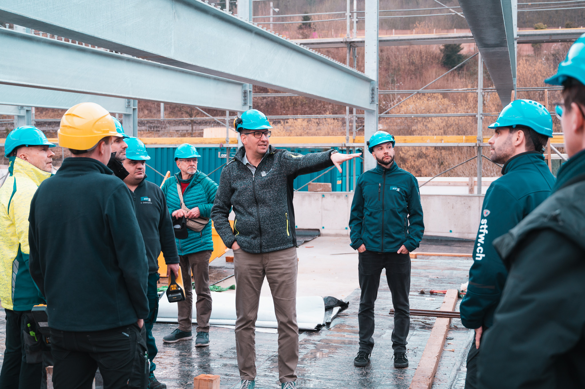Olaf Pfeifer führt die STFW Mitarbeitende auf der Baustelle rum