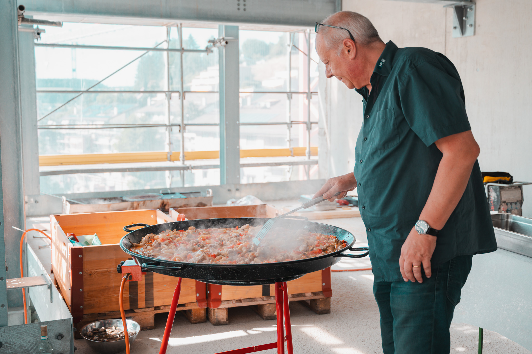 Ein Mitarbeiter der STFW kocht Paella