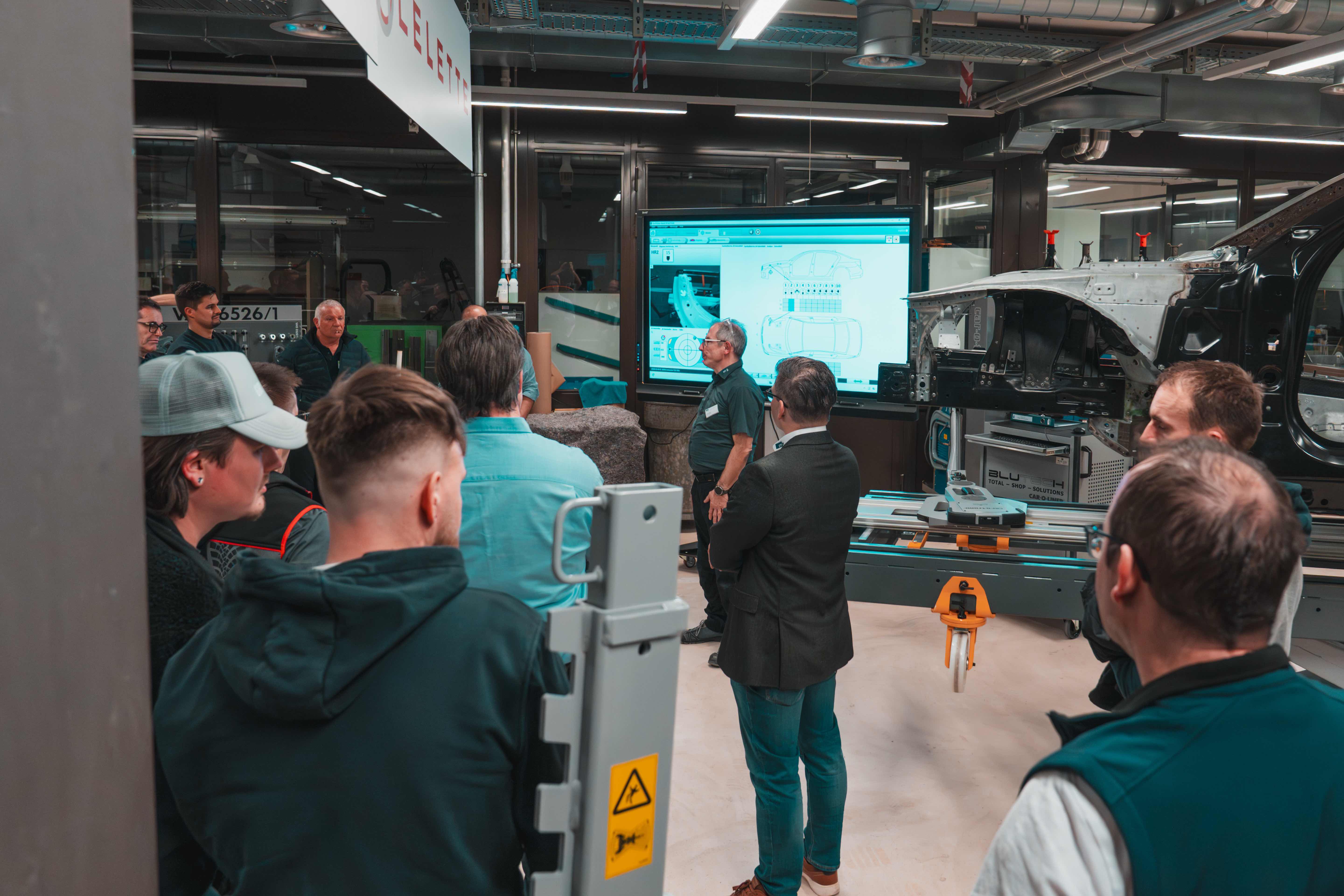 Luciano Poppi demonstriert die topmoderne Richtbank der Firma BLUTECH