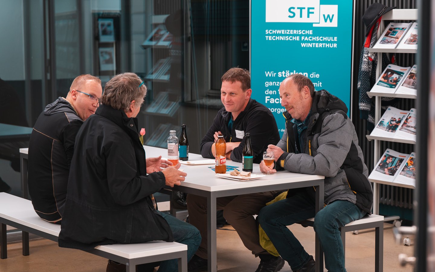  Afterwork Fahrzeugtechnik STFW Teilnehmende im Gespräch