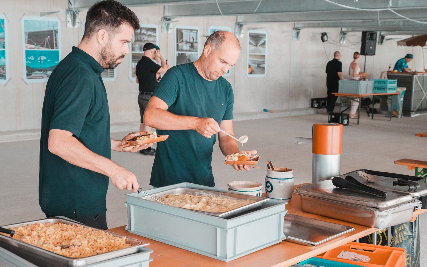  Personen bedienen sich am Buffet
